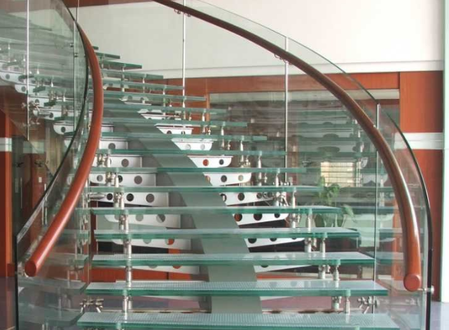 Các mẫu cầu thang kính cường lựcThanh Hóa hiện đại nhất